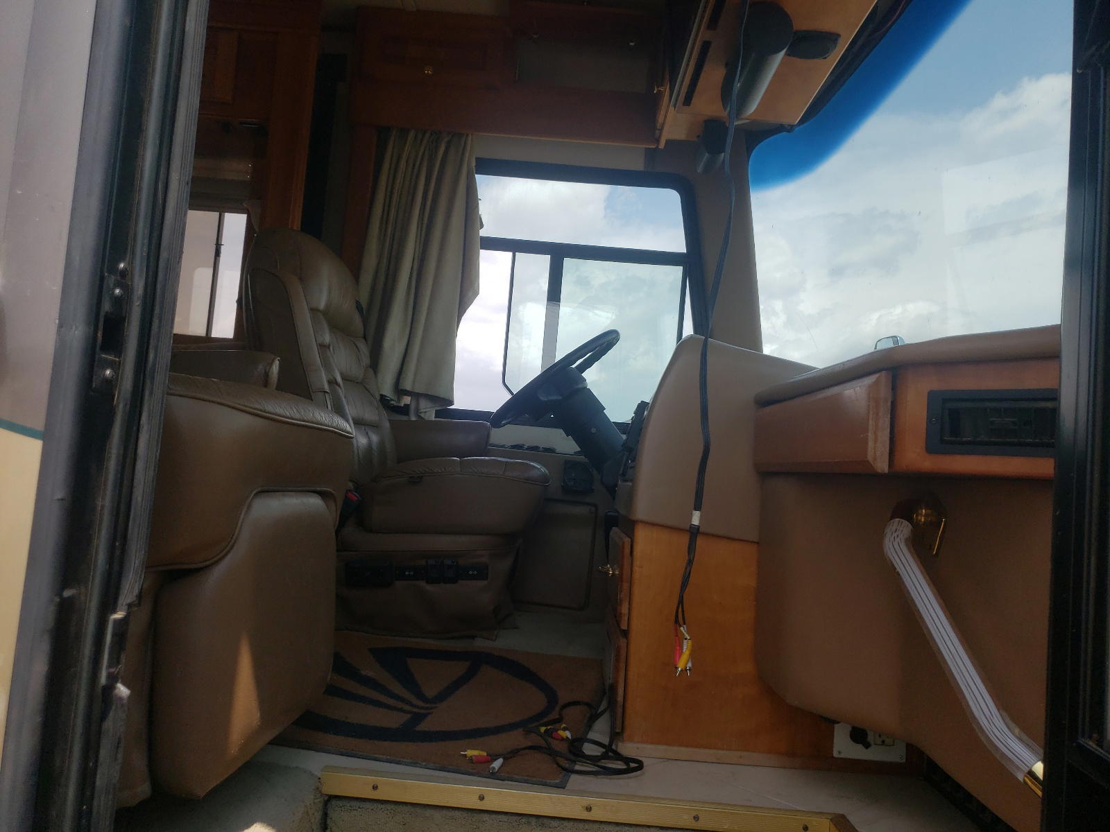 Photo 5 from auction – 2003 MONA MOTORHOME with VIN 1RF13561031023939