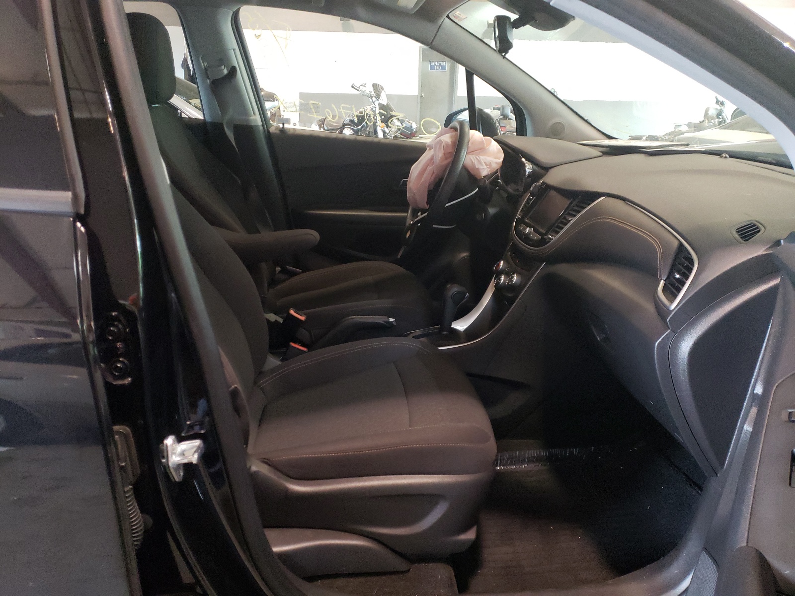 Photo 5 from auction – 2020 CHEVROLET TRAX LS with VIN KL7CJKSB9LB322470