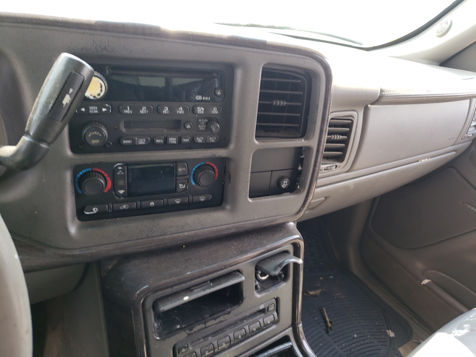 Photo 9 from auction – 2003 GMC YUKON DENA with VIN 1GKEK63U13J314518