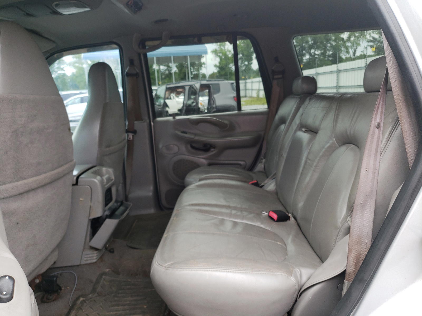 Photo 6 from auction – 2002 FORD EXPEDITION with VIN 1FMRU15W12LA93185