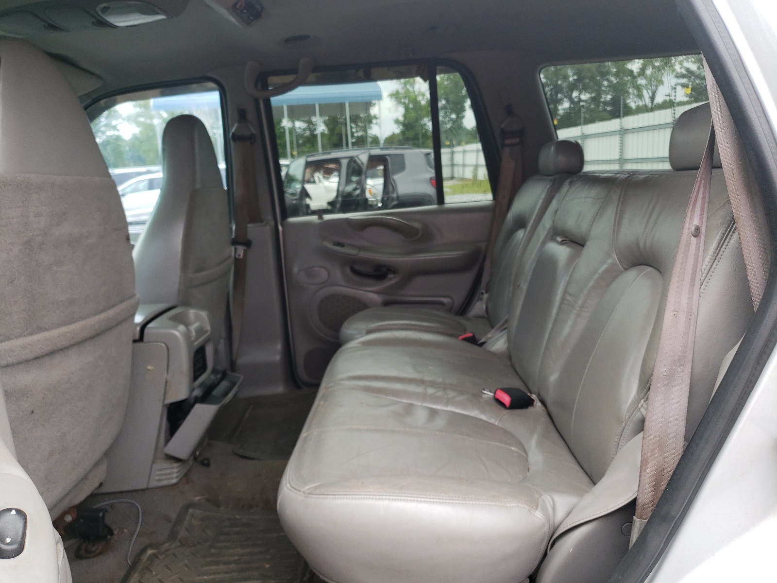 Zdjęcie 6 z aukcji – 2002 FORD EXPEDITION z VIN 1FMRU15W12LA93185