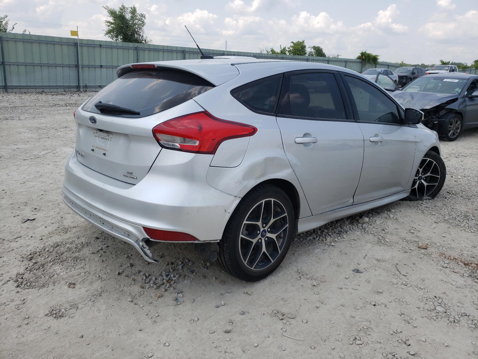 Photo 4 from auction – 2016 FORD FOCUS SE with VIN 1FADP3K28GL331193