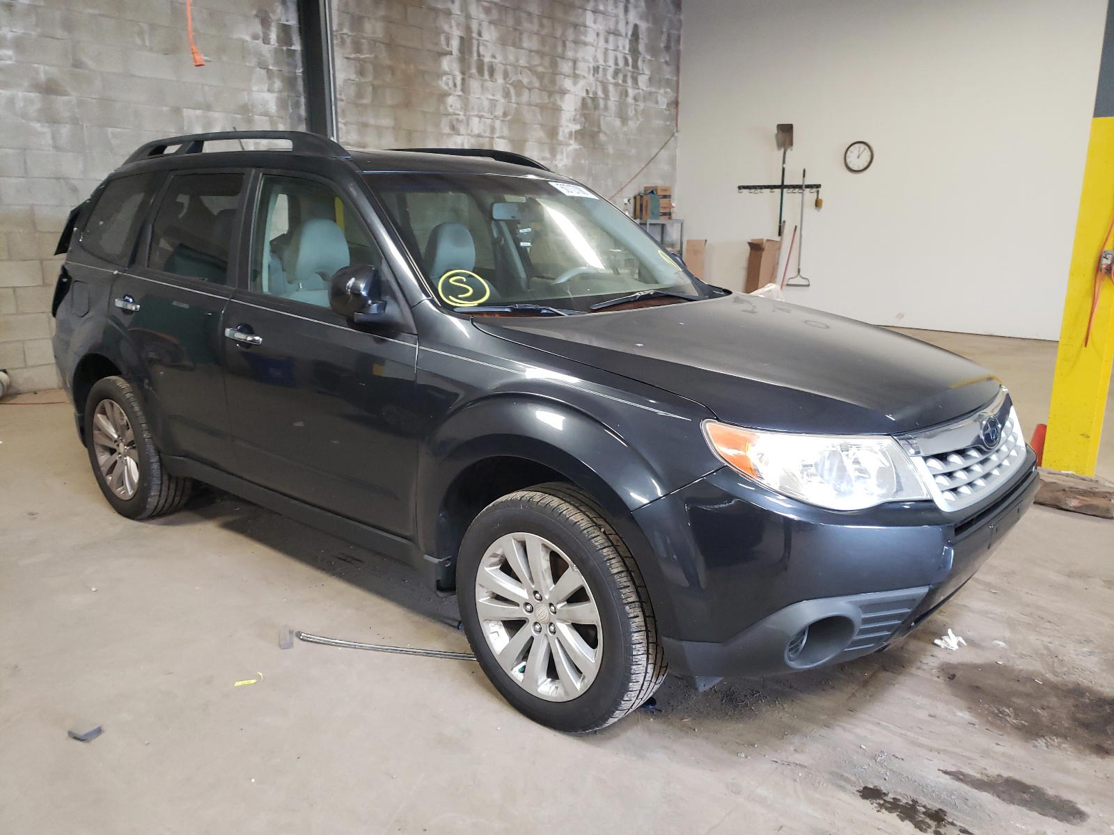 SUBARU FORESTER 2 2011 with VIN JF2SHADC3BH752681 - Photo from auction