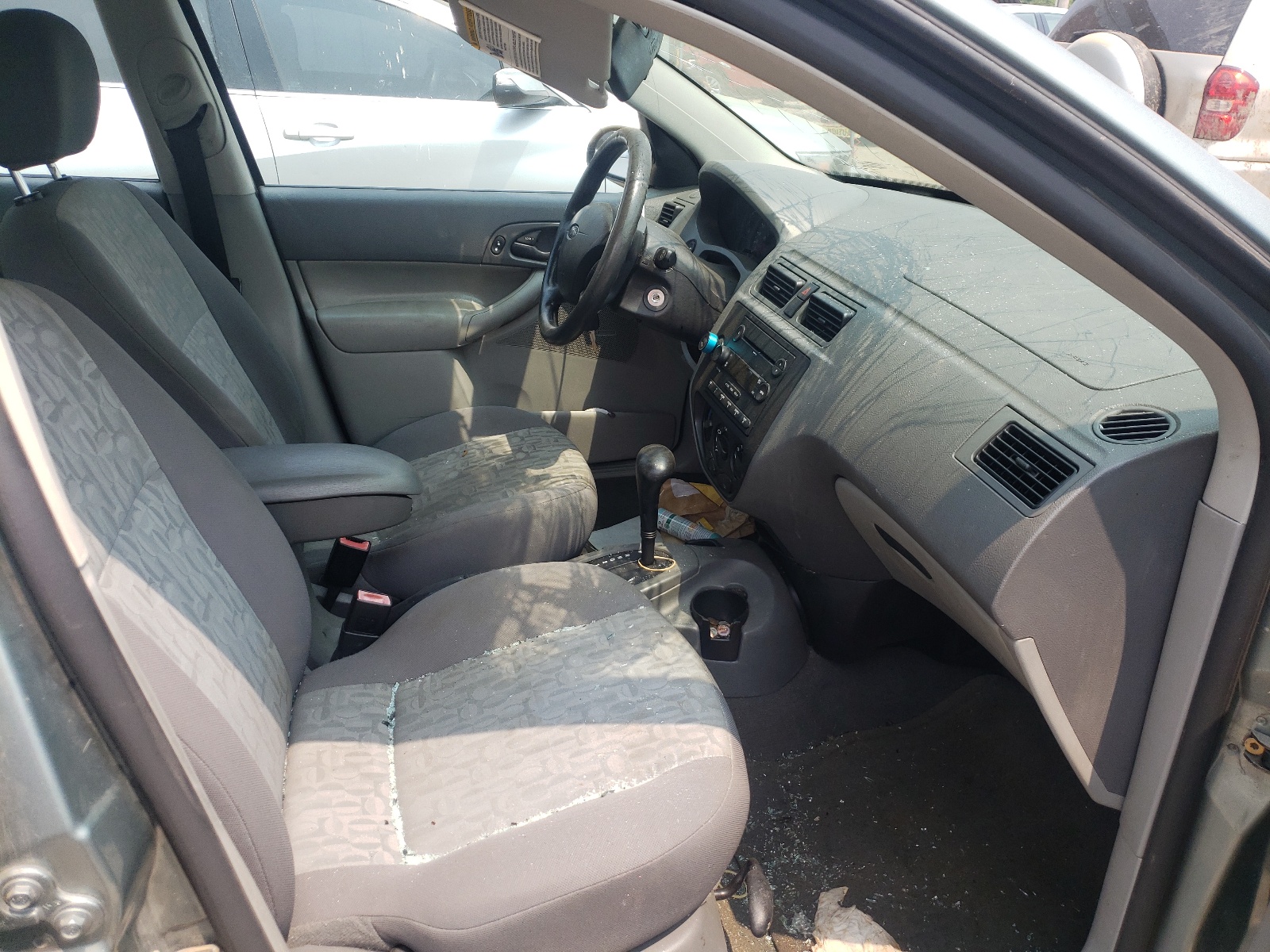 Photo 5 from auction – 2005 FORD FOCUS ZX4 with VIN 1FAFP34N85W251467