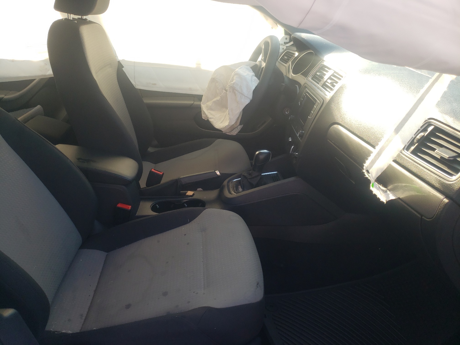 Photo 5 from auction – 2017 VOLKSWAGEN JETTA S with VIN 3VW2B7AJ7HM375702
