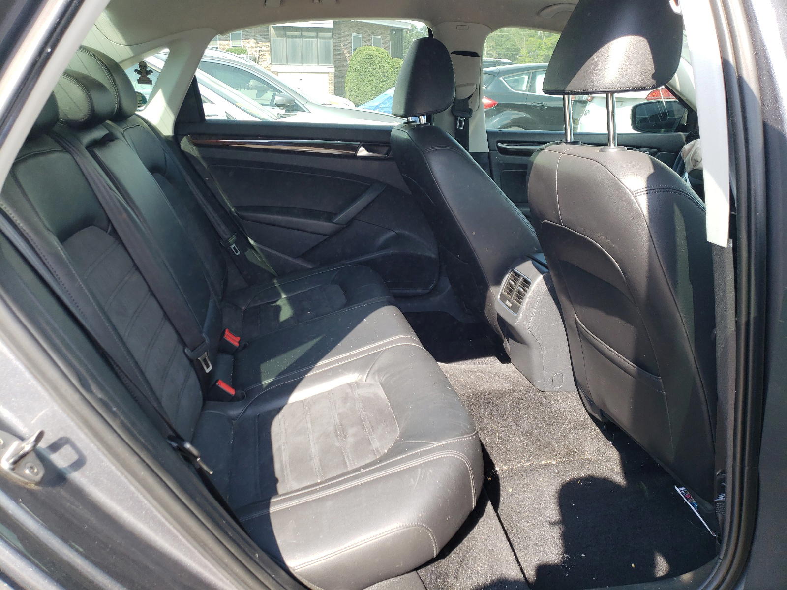 Photo 6 from auction – 2014 VOLKSWAGEN PASSAT SEL with VIN 1VWCT7A33EC003886
