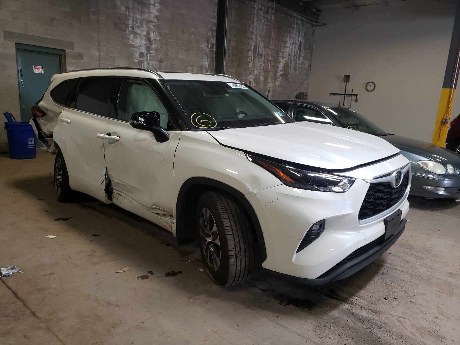 TOYOTA HIGHLANDER 2021 with VIN 5TDGZRBH1MS066121 - Photo from auction