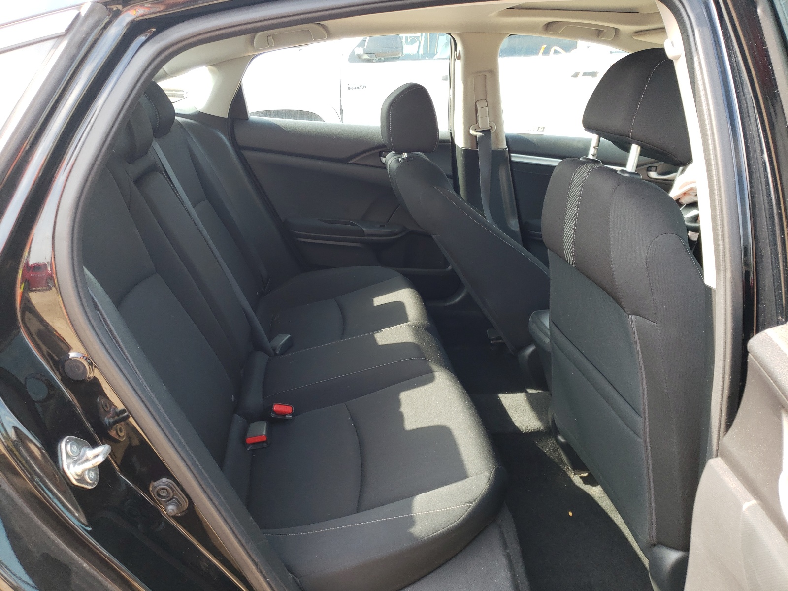 Photo 6 from auction – 2018 HONDA CIVIC EX with VIN 19XFC2F79JE003148