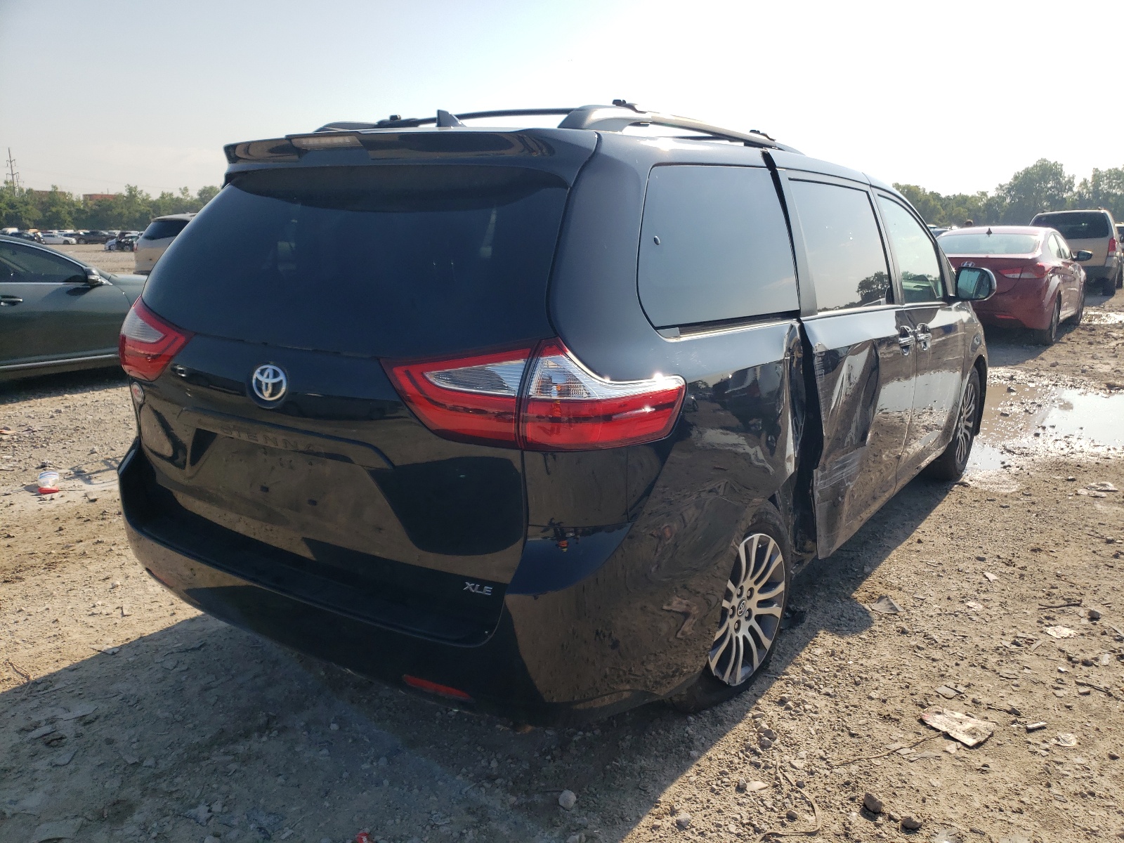 Photo 4 from auction – 2018 TOYOTA SIENNA XLE with VIN 5TDYZ3DC1JS950767