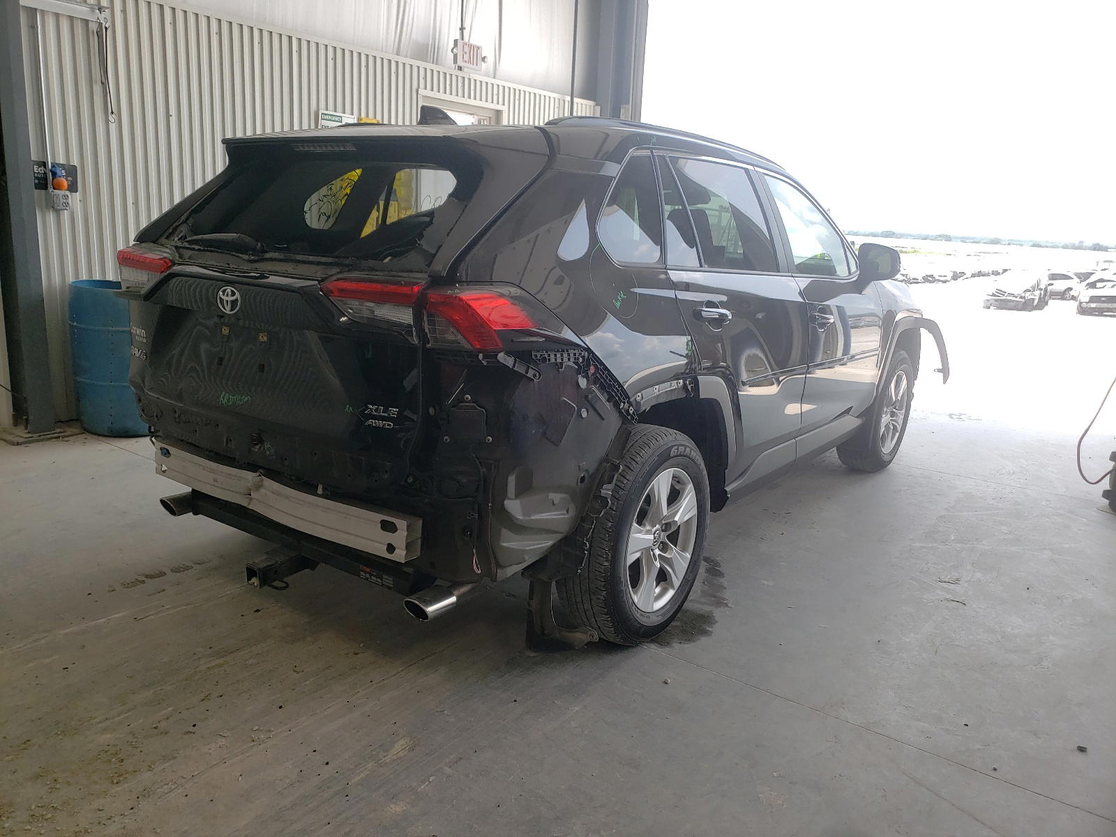Photo 4 from auction – 2019 TOYOTA RAV4 XLE with VIN JTMP1RFV9KD005101