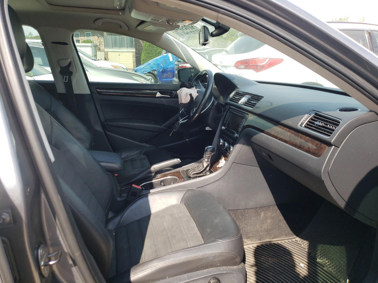 Photo 5 from auction – 2014 VOLKSWAGEN PASSAT SEL with VIN 1VWCT7A33EC003886