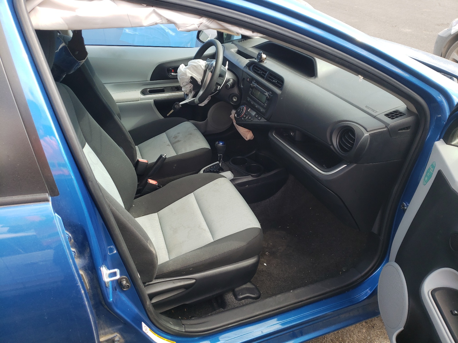 Photo 5 from auction – 2014 TOYOTA PRIUS C with VIN JTDKDTB35E1574035