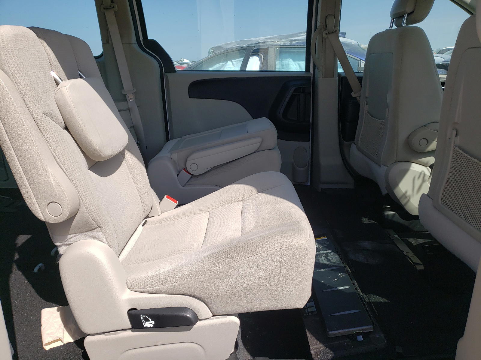 Photo 6 from auction – 2016 DODGE GRAND CARA with VIN 2C4RDGBG7GR335769