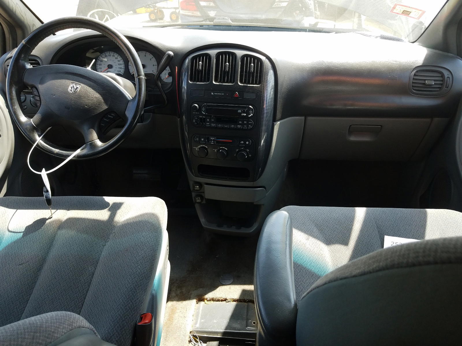 Photo 9 from auction – 2005 DODGE GRAND CARA with VIN 2D4GP44L65R112209