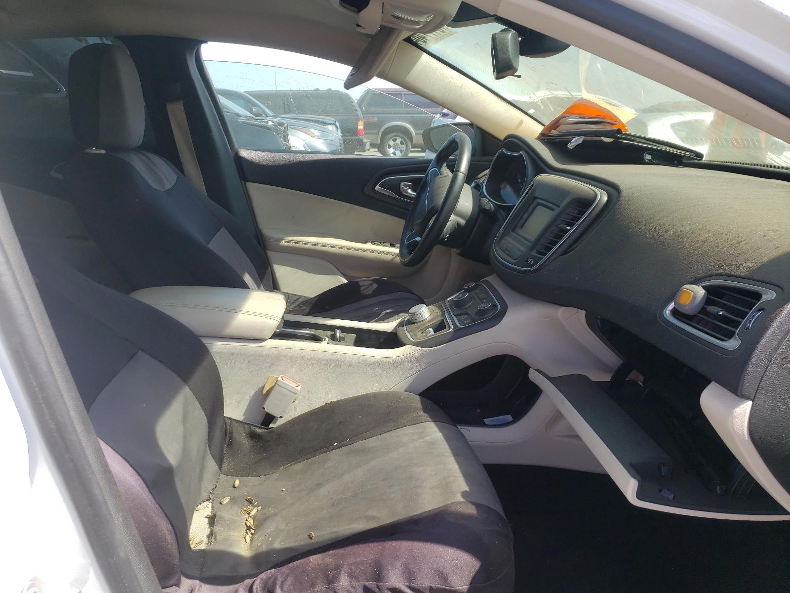 Photo 5 from auction – 2015 CHRYSLER 200 LIMITE with VIN 1C3CCCAB6FN541365