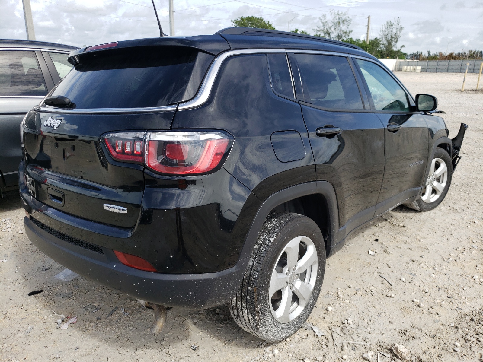 Foto 4 de la subasta – 2019 JEEP COMPASS LA con VIN 3C4NJCBB4KT851226