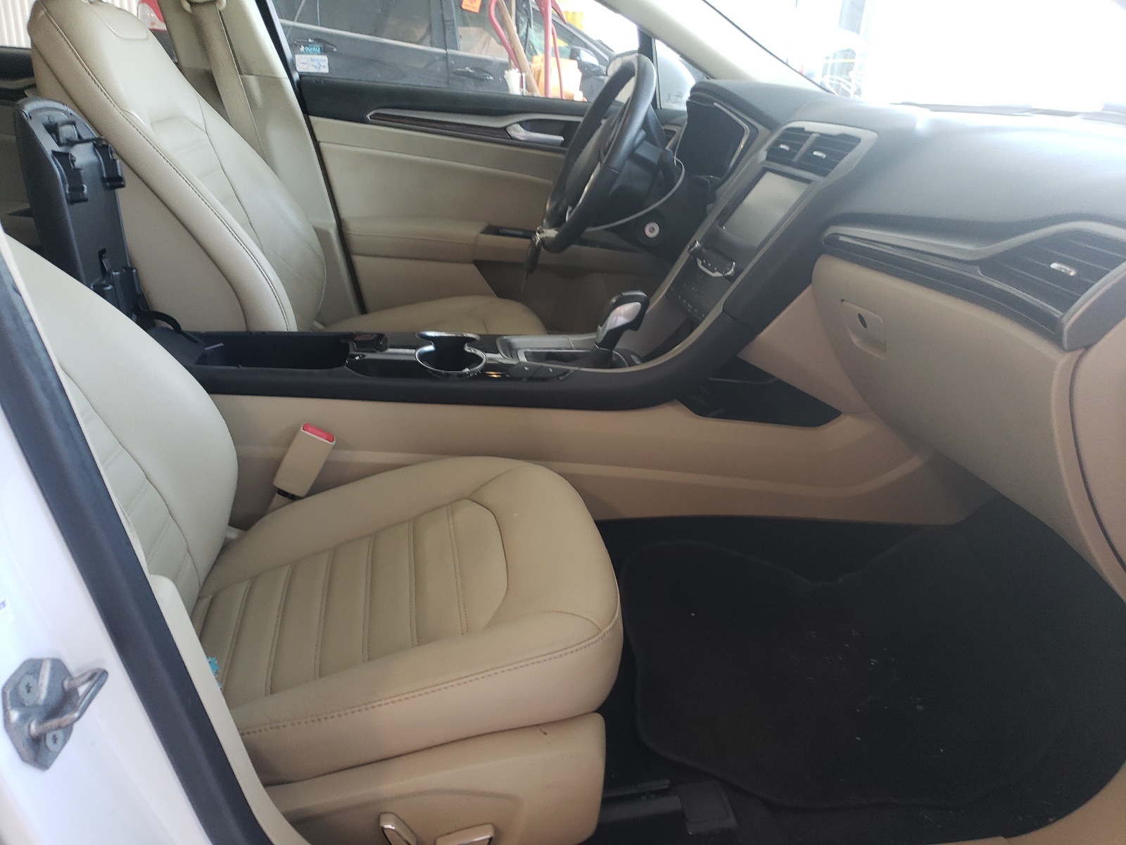Photo 5 from auction – 2014 FORD FUSION SE with VIN 3FA6P0PU0ER299520
