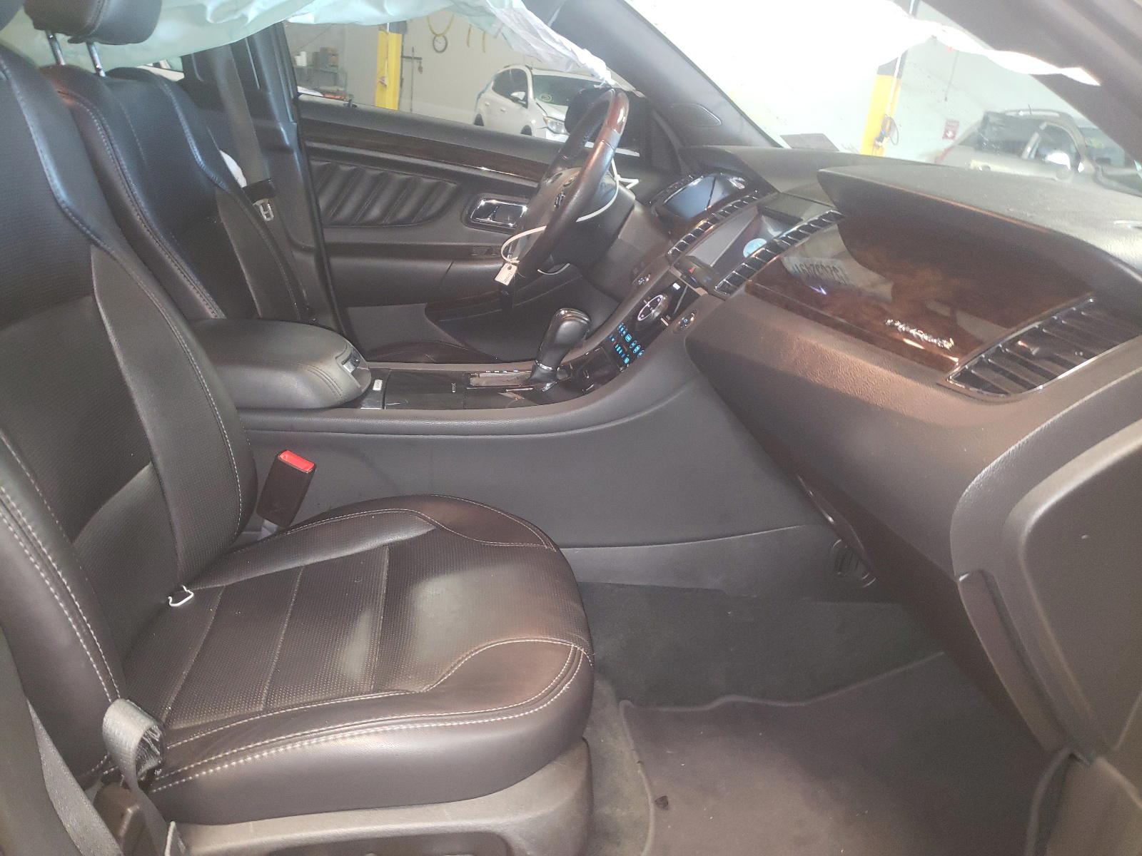 Photo 5 from auction – 2017 FORD TAURUS LIM with VIN 1FAHP2F8XHG104155