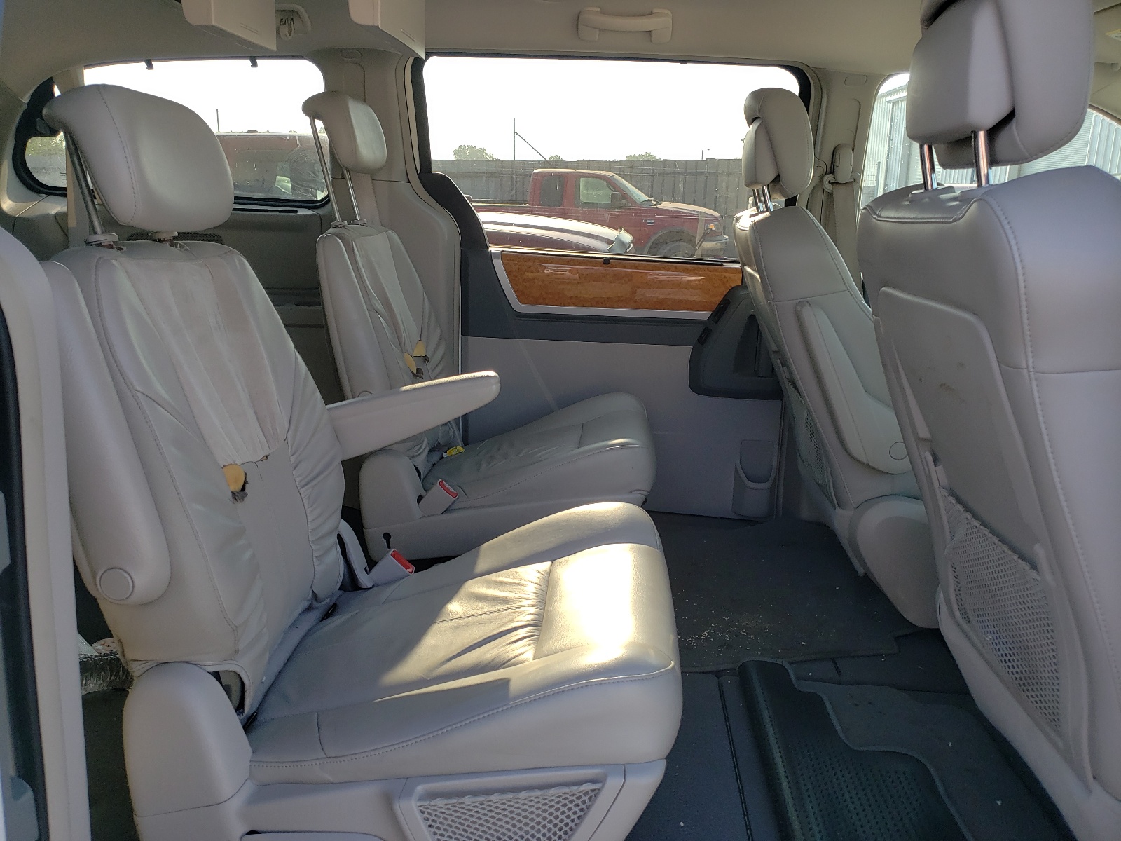 Photo 6 from auction – 2010 CHRYSLER TOWN & COU with VIN 2A4RR7DX8AR428297