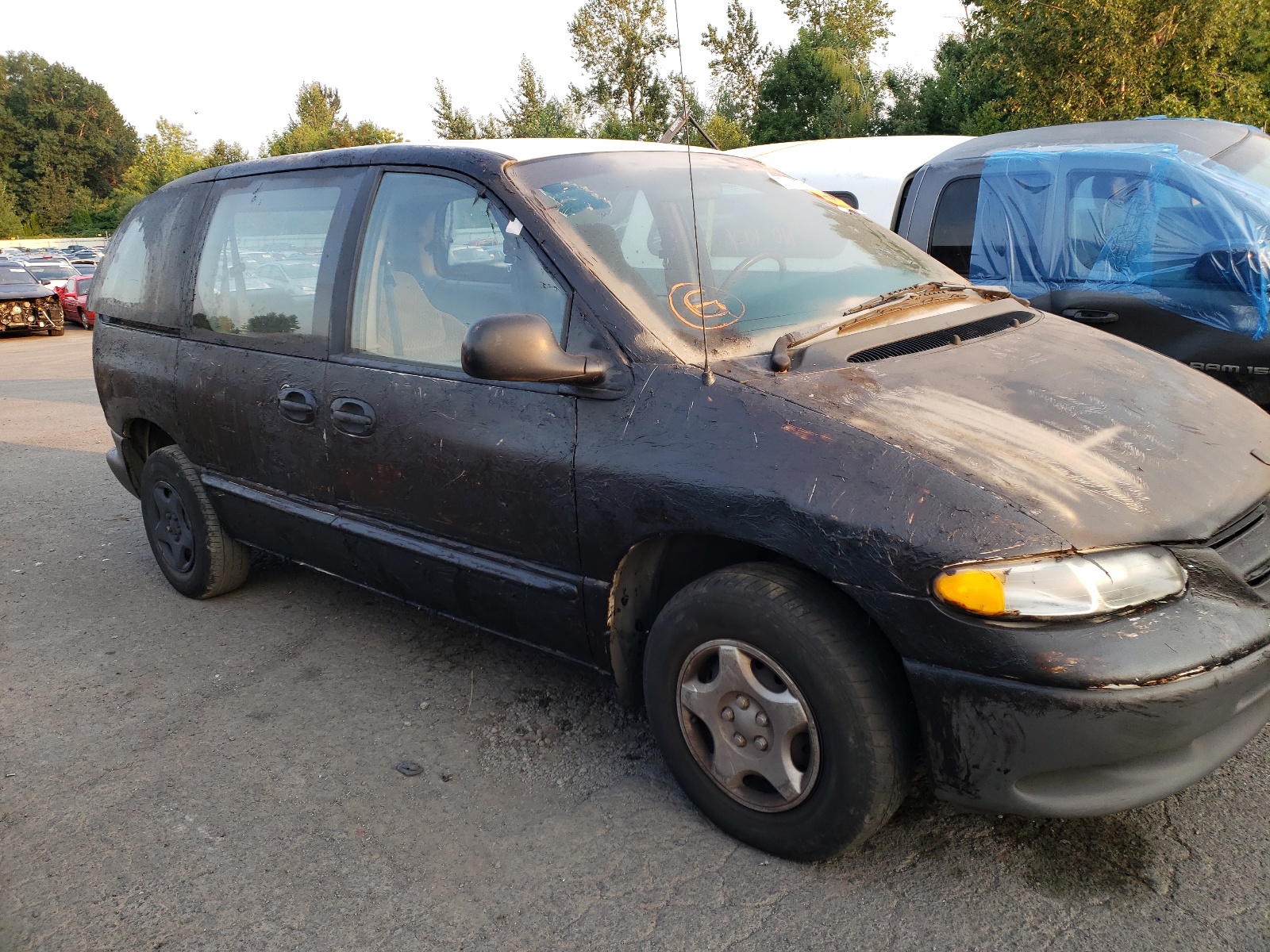 Photo 9 from auction – 2000 DODGE CARAVAN with VIN 2B4GP2532YR501544