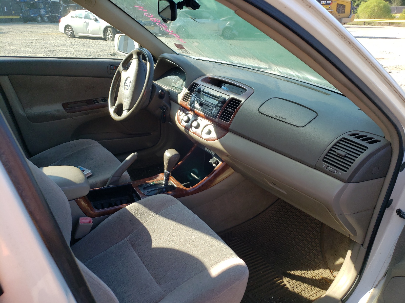 Photo 5 from auction – 2004 TOYOTA CAMRY LE with VIN JTDBE30K940254731