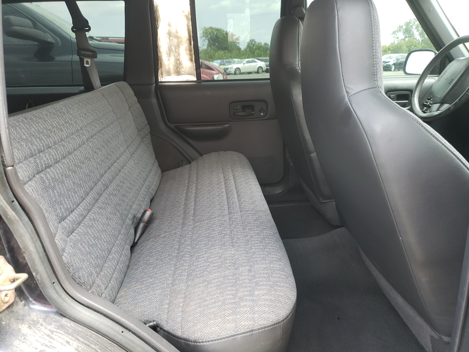 Photo 6 from auction – 1999 JEEP CHEROKEE S with VIN 1J4FF68S3XL505230