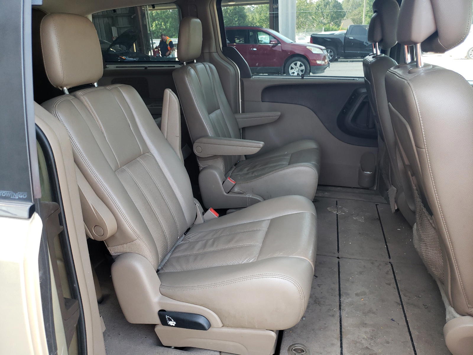 Photo 6 from auction – 2011 CHRYSLER TOWN & COU with VIN 2A4RR8DG7BR705013