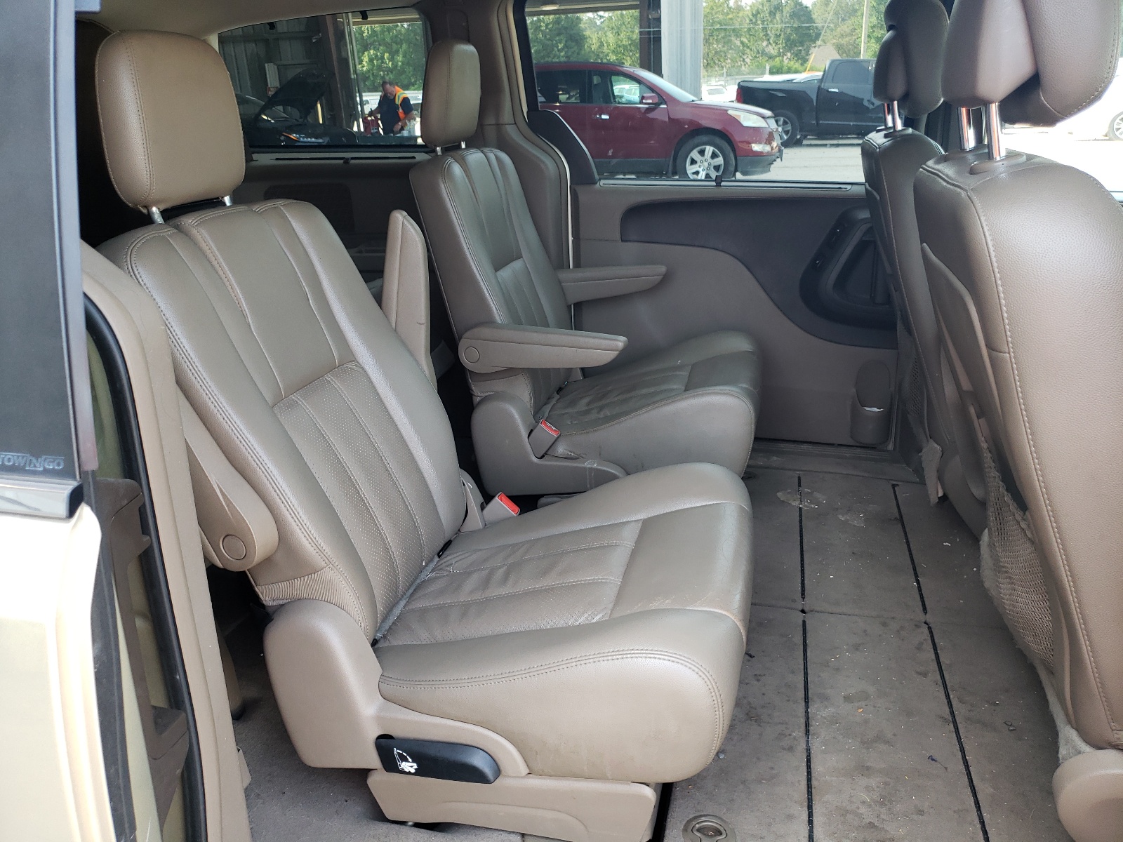 Фото 6 с аукциона – 2011 CHRYSLER TOWN & COU с VIN 2A4RR8DG7BR705013
