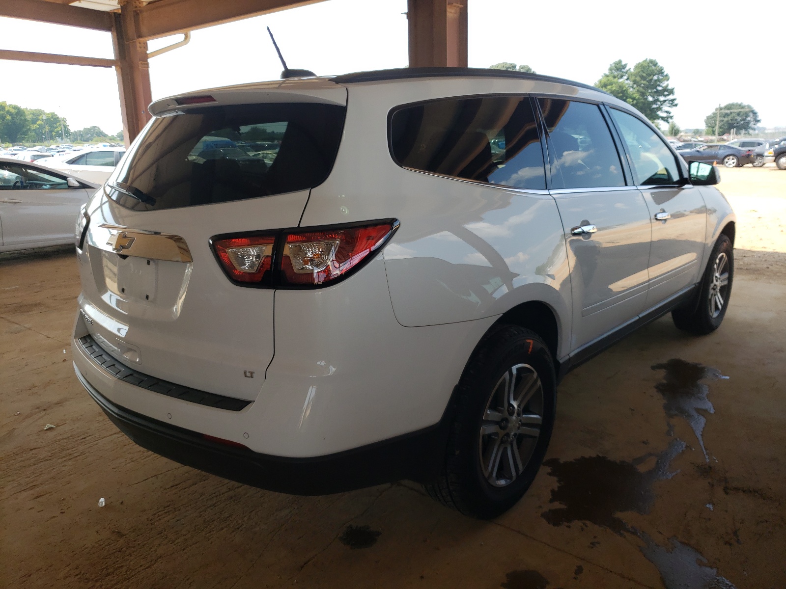 Photo 4 from auction – 2017 CHEVROLET TRAVERSE L with VIN 1GNKRGKD8HJ228817