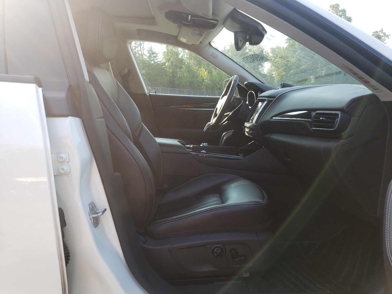 Photo 5 from auction – 2019 MASERATI LEVANTE with VIN ZN661XUA4KX332809