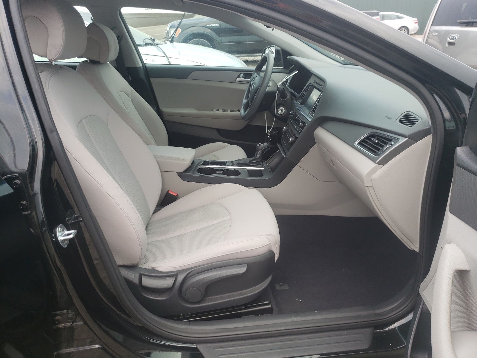 Photo 5 from auction – 2016 HYUNDAI SONATA SE with VIN 5NPE24AF7GH305373
