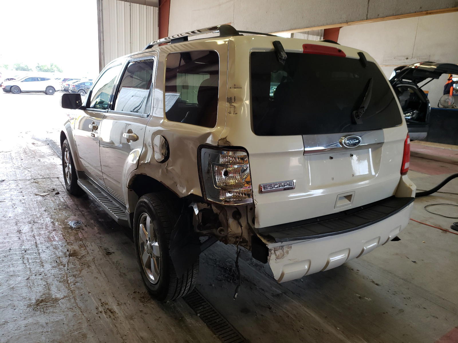 Photo 3 from auction – 2010 FORD ESCAPE LIM with VIN 1FMCU9E77AKA04947