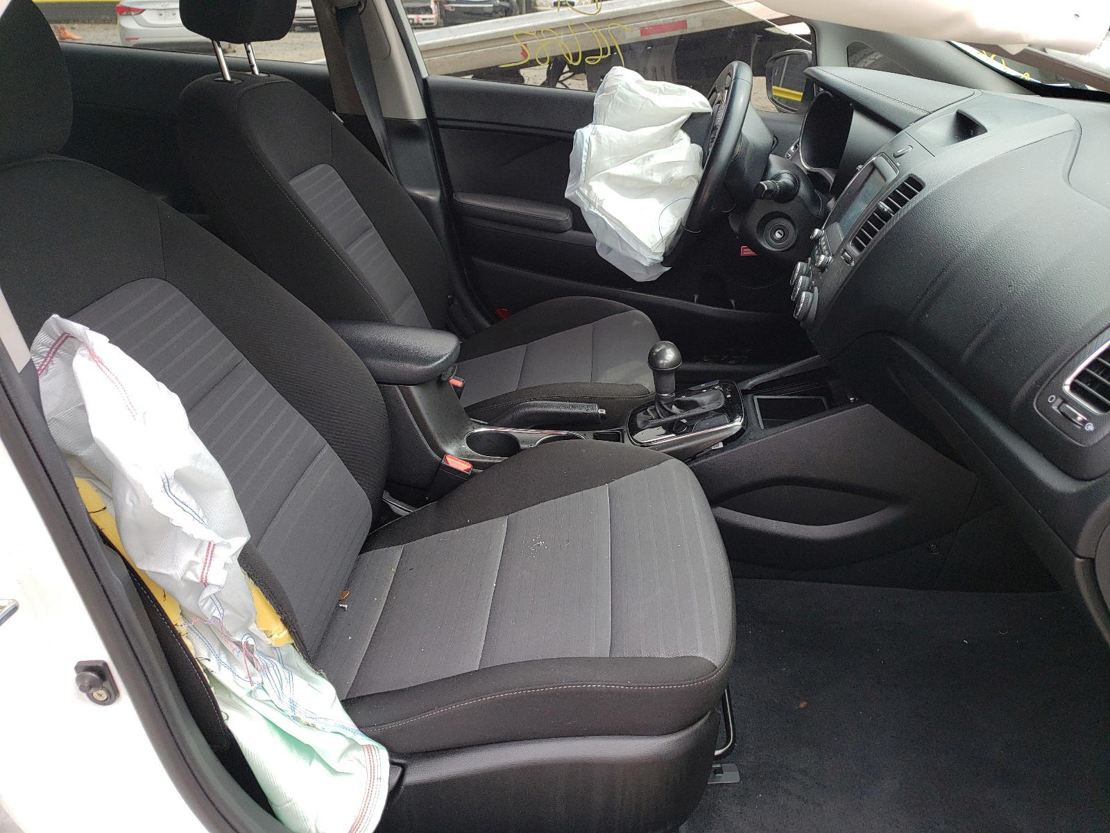 Photo 5 from auction – 2018 KIA FORTE LX with VIN 3KPFL4A74JE246790