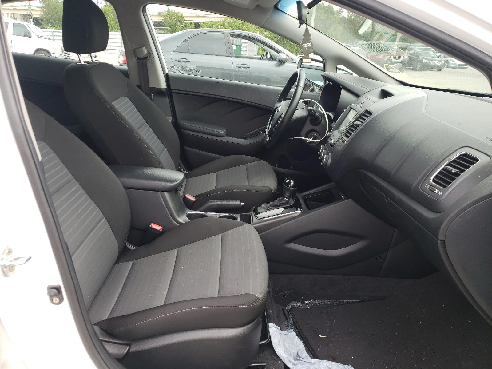 Photo 5 from auction – 2017 KIA FORTE LX with VIN 3KPFL4A79HE052010