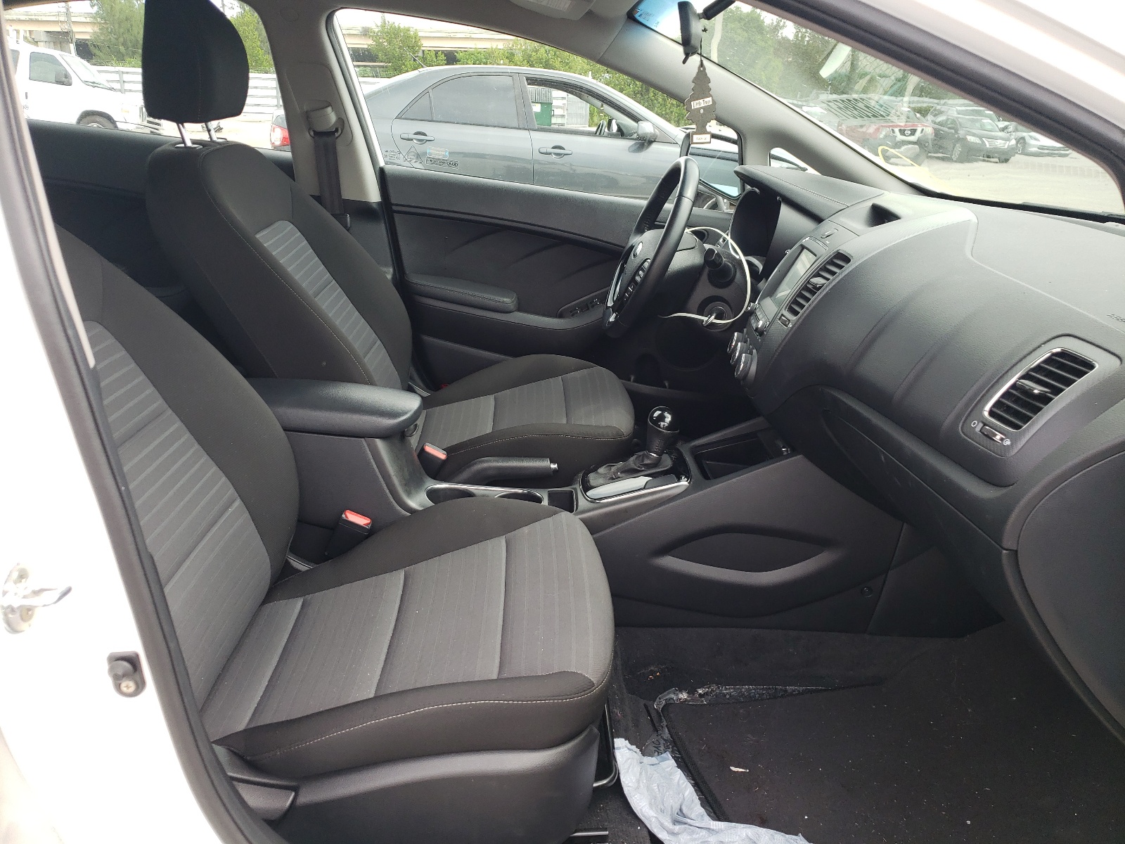 صورة رقم 5 من المزاد - 2017 KIA FORTE LX مع VIN 3KPFL4A79HE052010