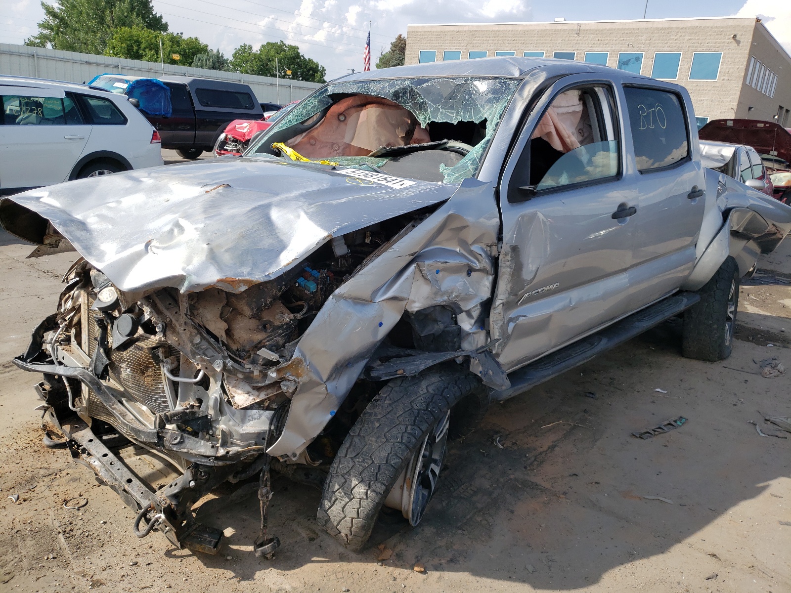 Photo 2 from auction – 2015 TOYOTA TACOMA DOU with VIN 5TFLU4EN5FX139697