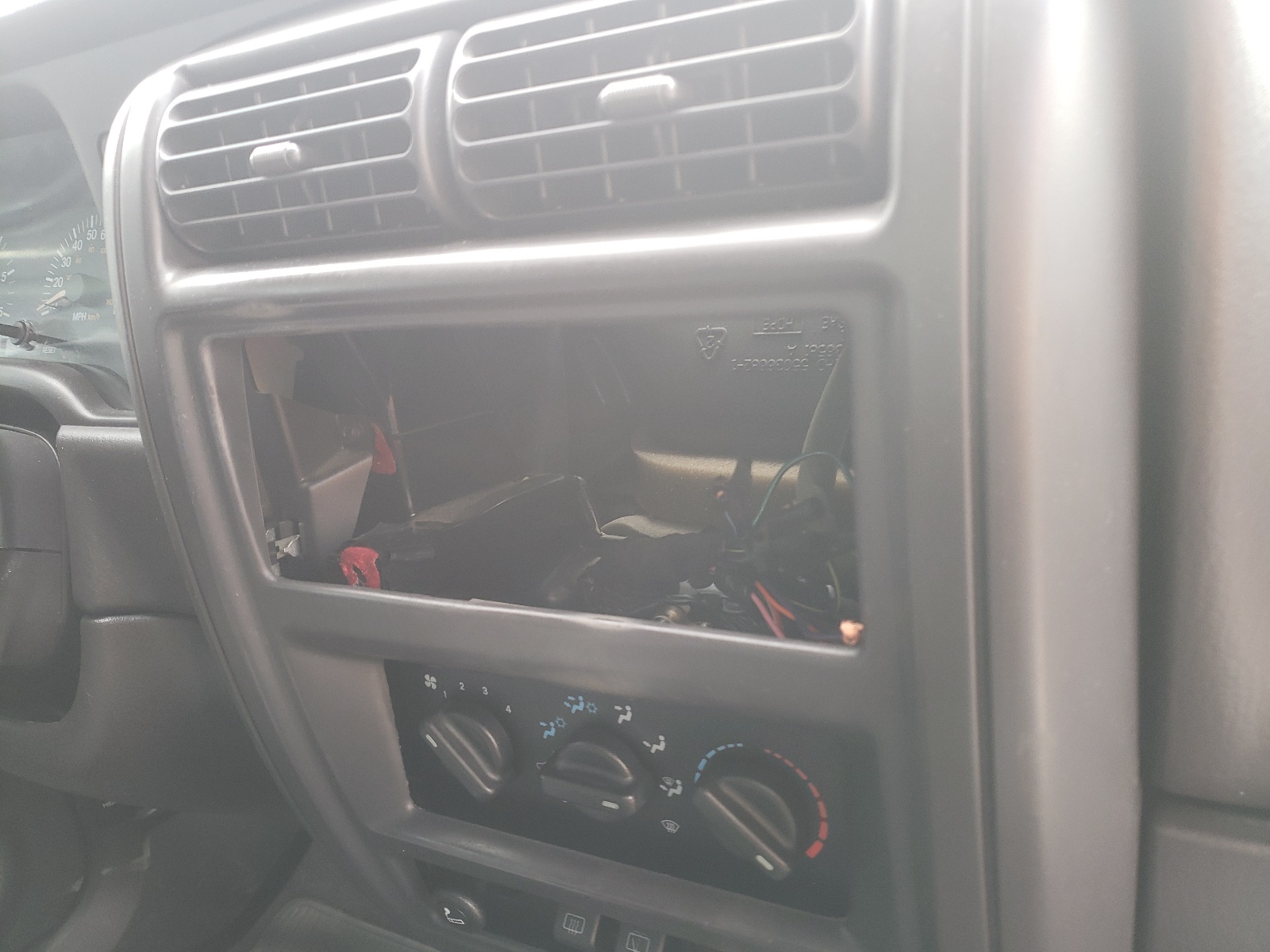Photo 9 from auction – 1999 JEEP CHEROKEE S with VIN 1J4FF68S3XL505230