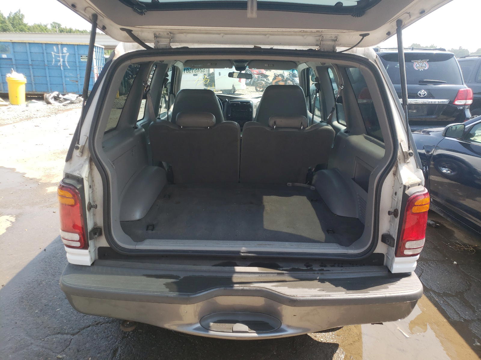 Photo 9 from auction – 2000 FORD EXPLORER S with VIN 1FMYU60X2YUA71031