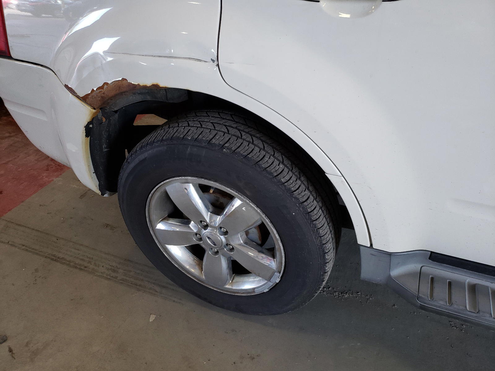 Photo 9 from auction – 2010 FORD ESCAPE LIM with VIN 1FMCU9E77AKA04947