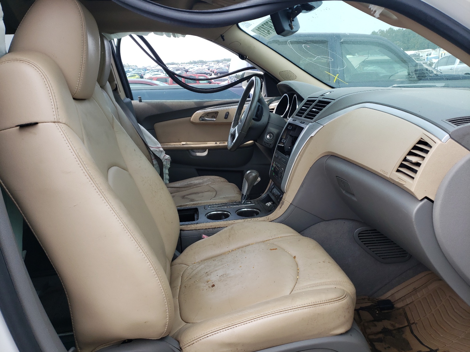 Photo 5 from auction – 2010 CHEVROLET TRAVERSE L with VIN 1GNLRGED9AS115460
