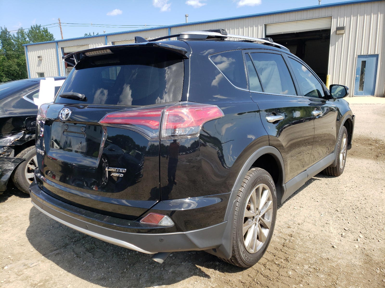 Photo 4 from auction – 2016 TOYOTA RAV4 LIMIT with VIN 2T3DFREV3GW472627