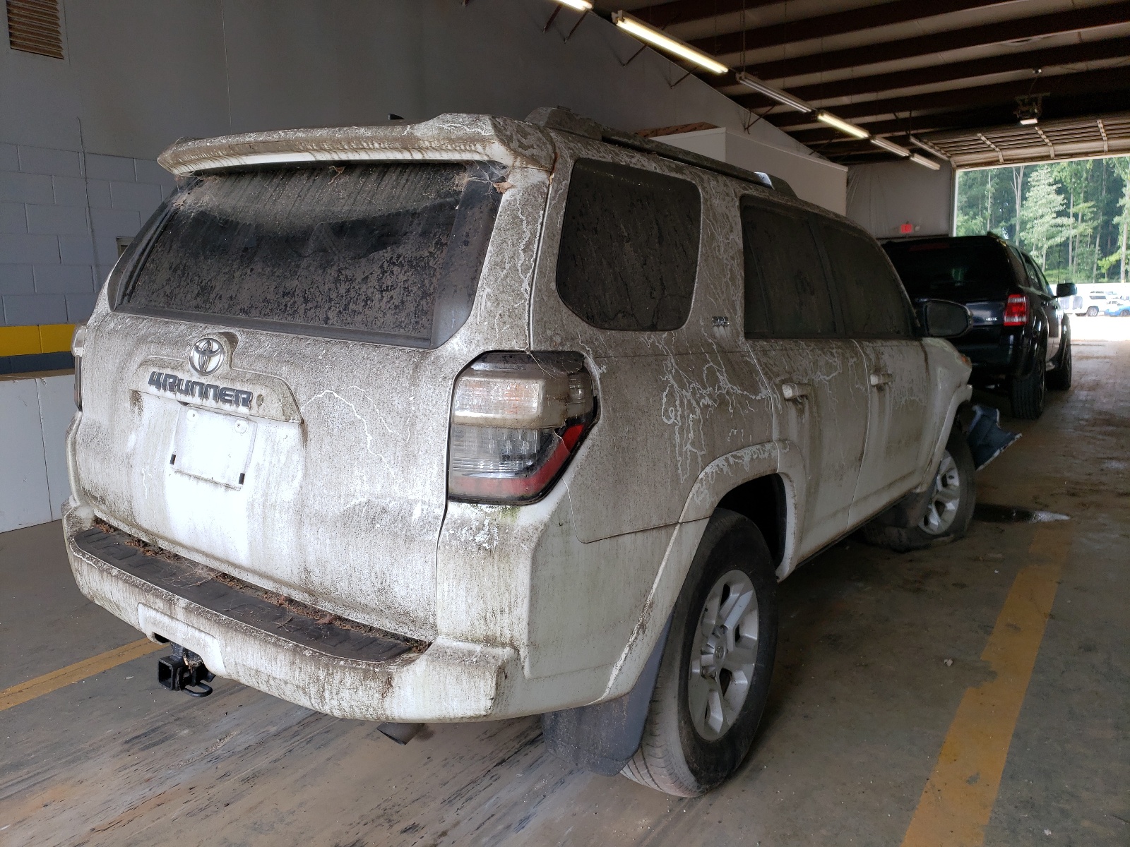 Photo 4 from auction – 2018 TOYOTA 4RUNNER SR with VIN JTEBU5JR5J5588999