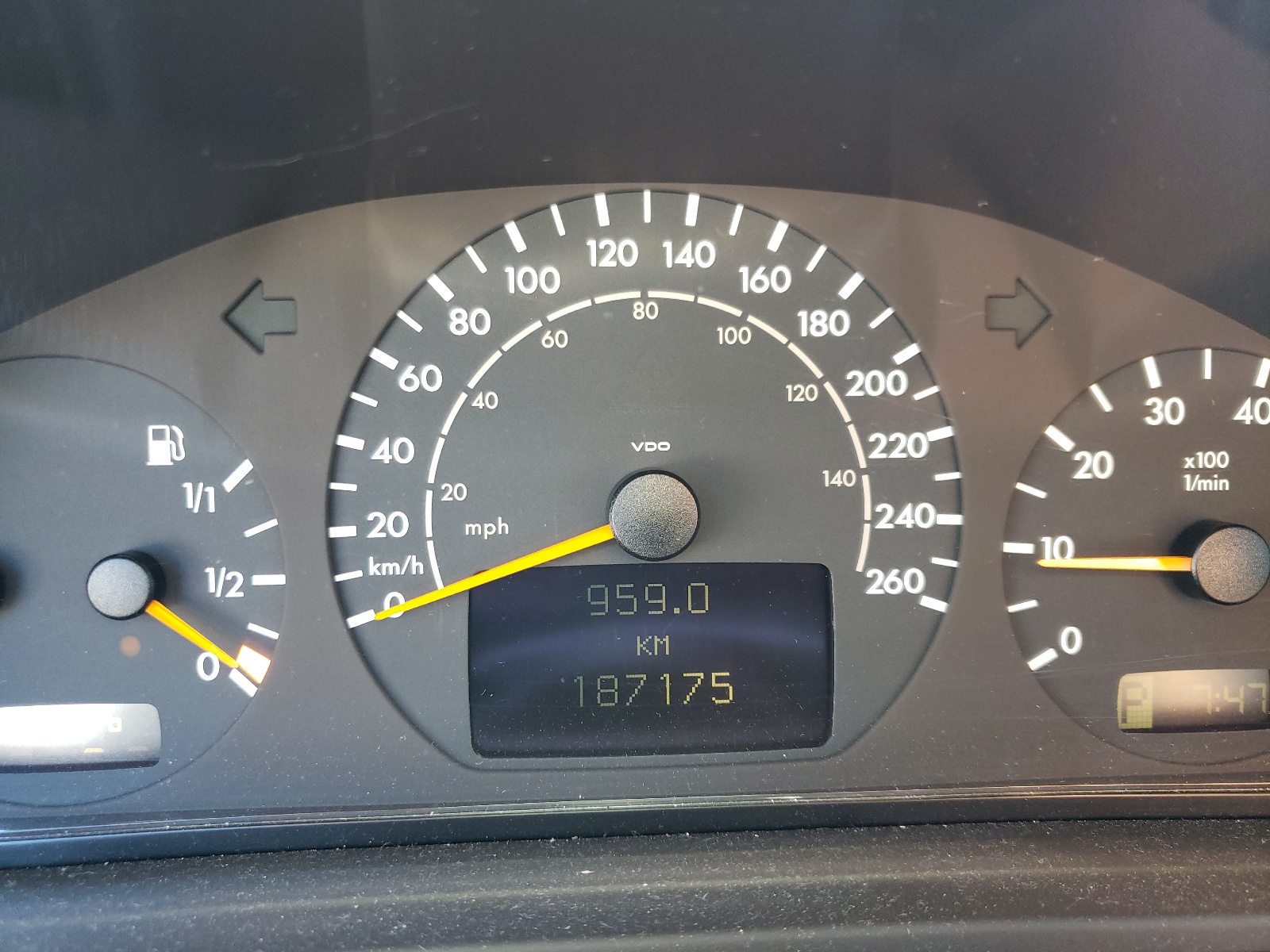 Photo 8 from auction – 2002 MERCEDES-BENZ E 320 4MAT with VIN WDBJF82J12X068565
