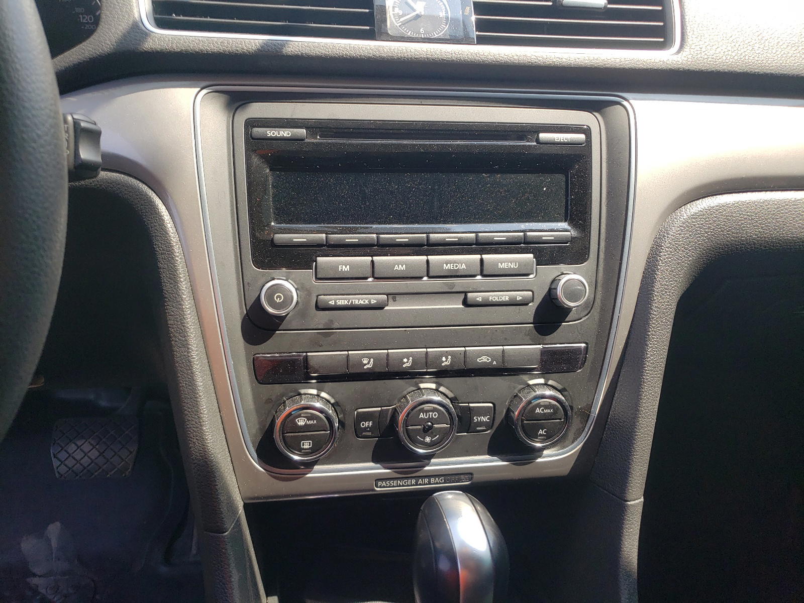 Photo 9 from auction – 2012 VOLKSWAGEN PASSAT S with VIN 1VWAP7A32CC075588