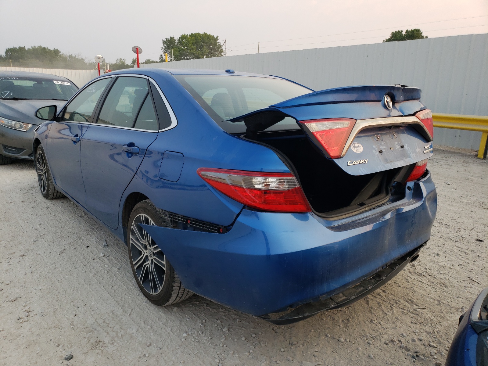 Photo 3 from auction – 2016 TOYOTA CAMRY SE with VIN 4T1BF1FK0GU560976