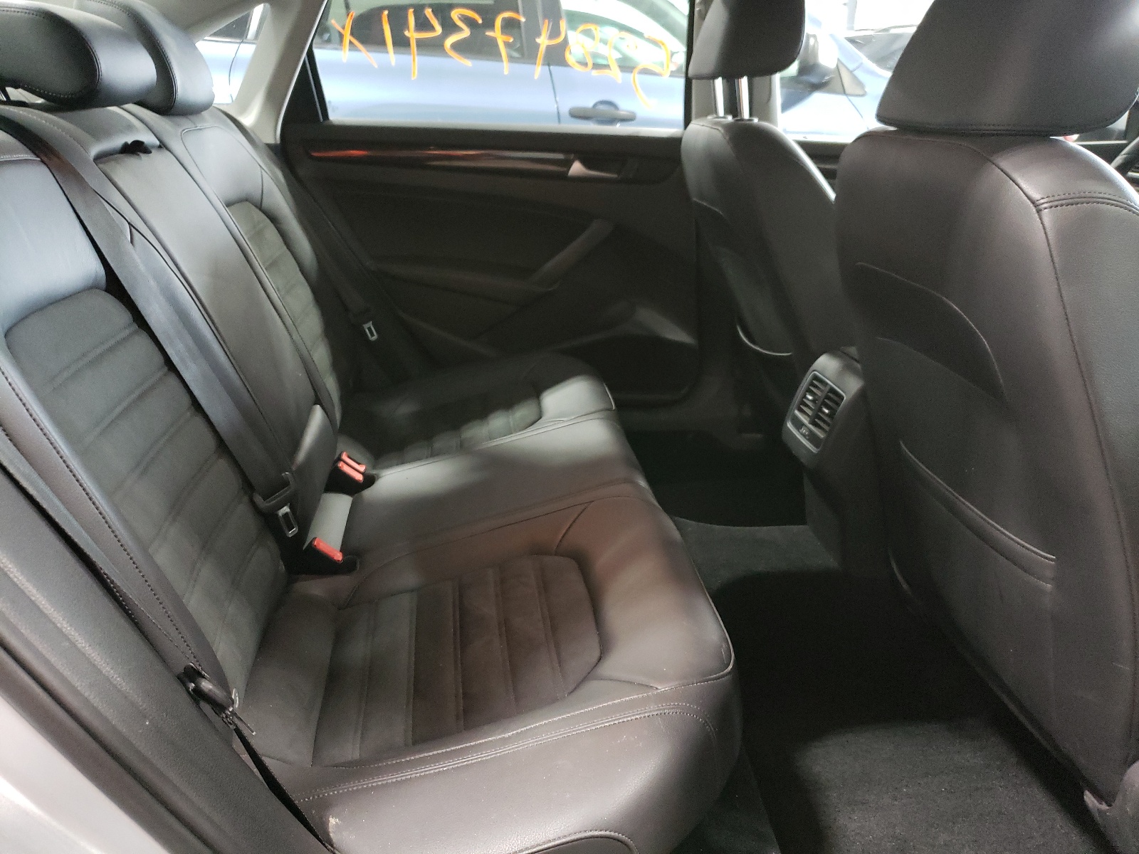 Photo 6 from auction – 2015 VOLKSWAGEN PASSAT SEL with VIN 1VWCV7A36FC074902