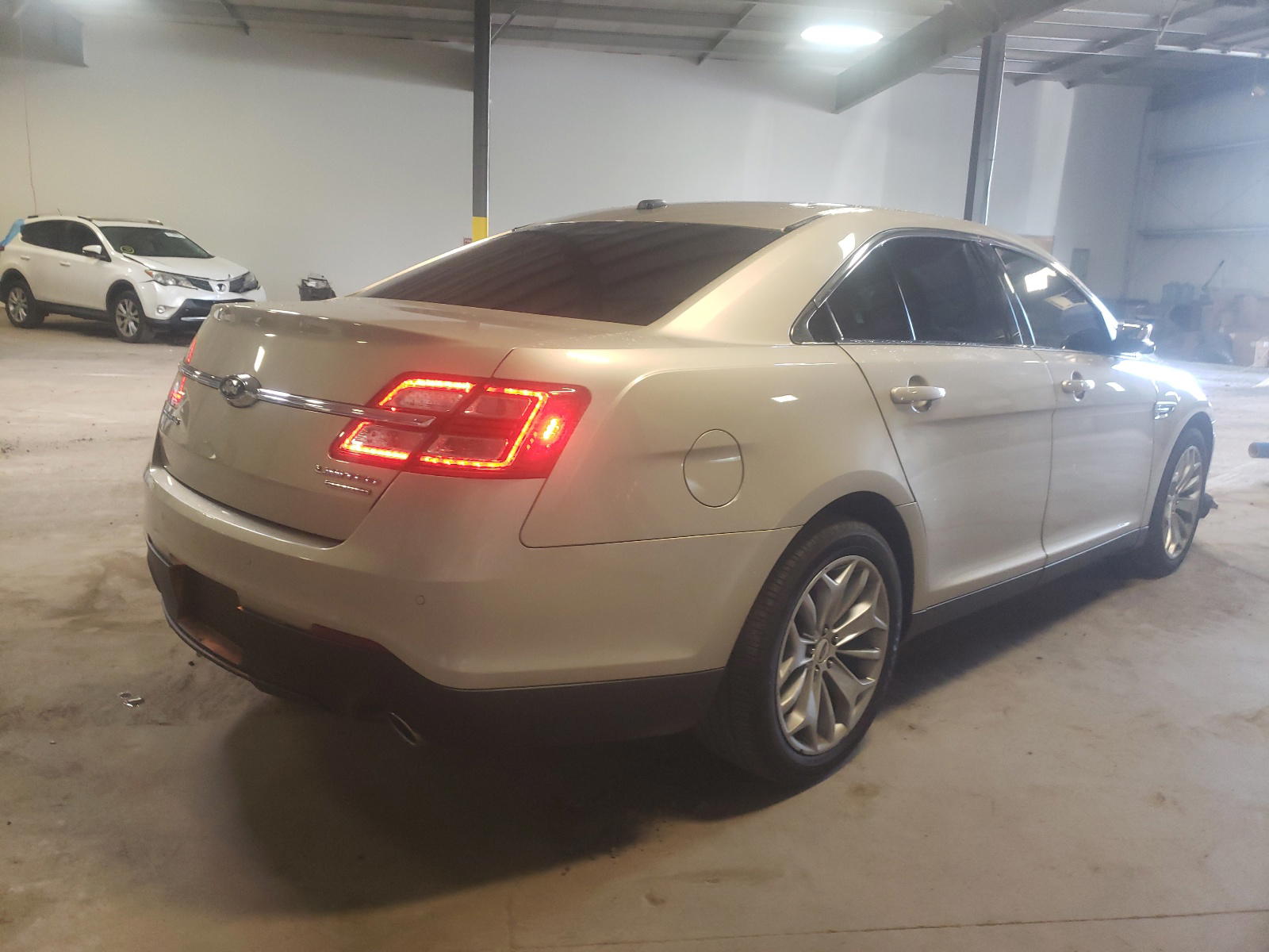 Photo 4 from auction – 2017 FORD TAURUS LIM with VIN 1FAHP2F8XHG104155