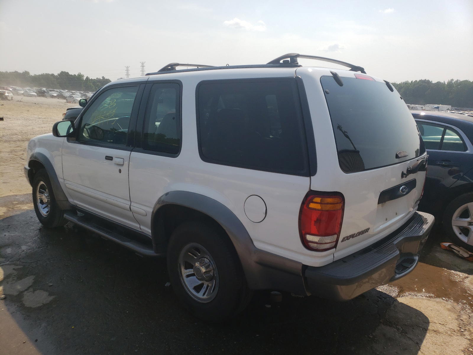 Photo 3 from auction – 2000 FORD EXPLORER S with VIN 1FMYU60X2YUA71031