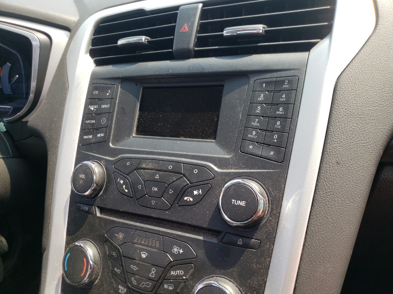 Photo 9 from auction – 2014 FORD FUSION SE with VIN 3FA6P0LU2ER396465
