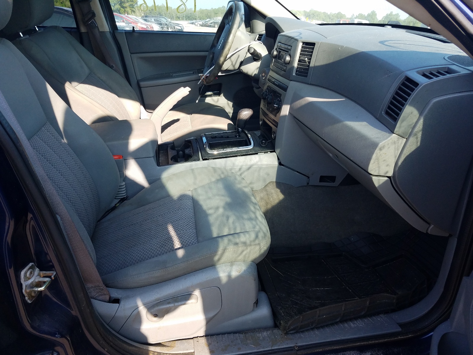 Photo 5 from auction – 2005 JEEP GRAND CHER with VIN 1J4GS48K95C720953